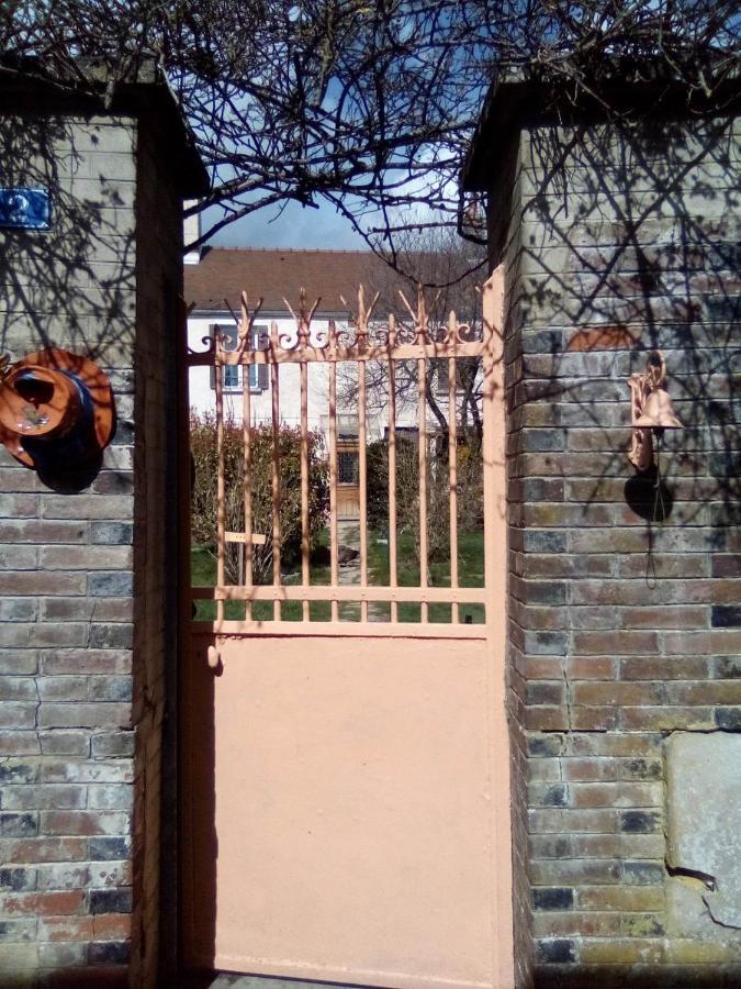 La Grille Fleurie, Chambres D'Hote Chez L'Habitant Arthonnay Exteriér fotografie