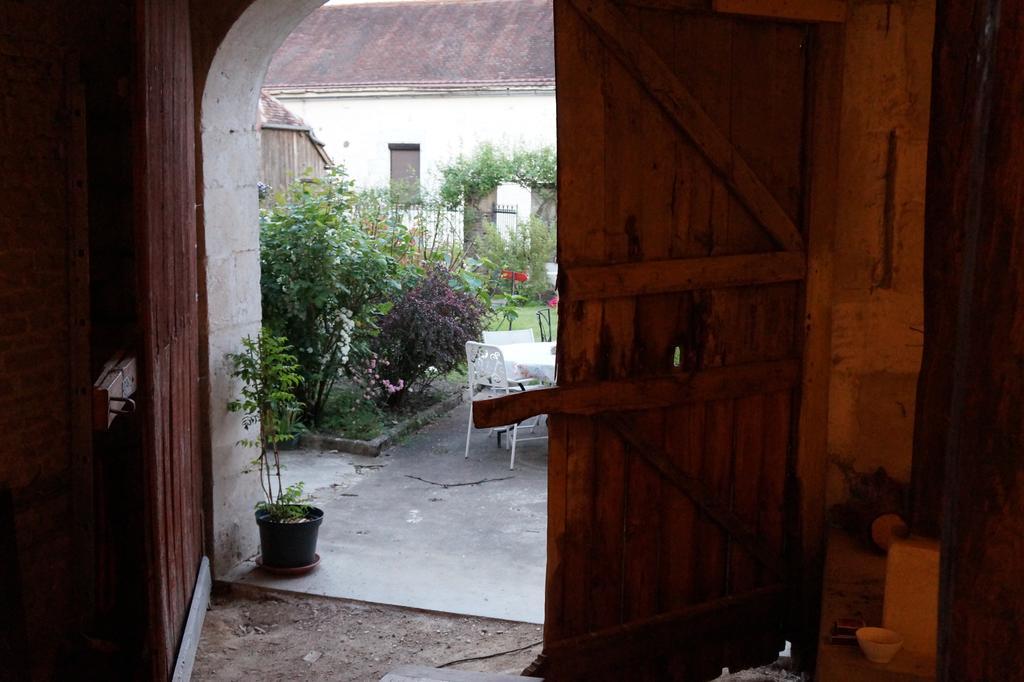 La Grille Fleurie, Chambres D'Hote Chez L'Habitant Arthonnay Exteriér fotografie